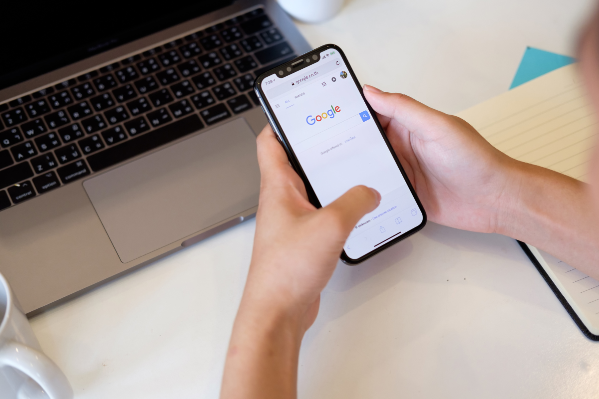 Someone searching on Google mobile: how to optimise for zero-click searches in 2025